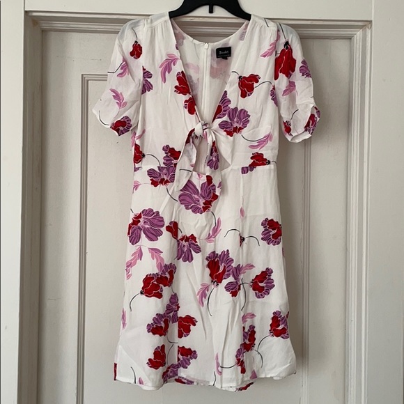 Bardot Dresses & Skirts - Bardot White Floral Open Front Tie Dress!